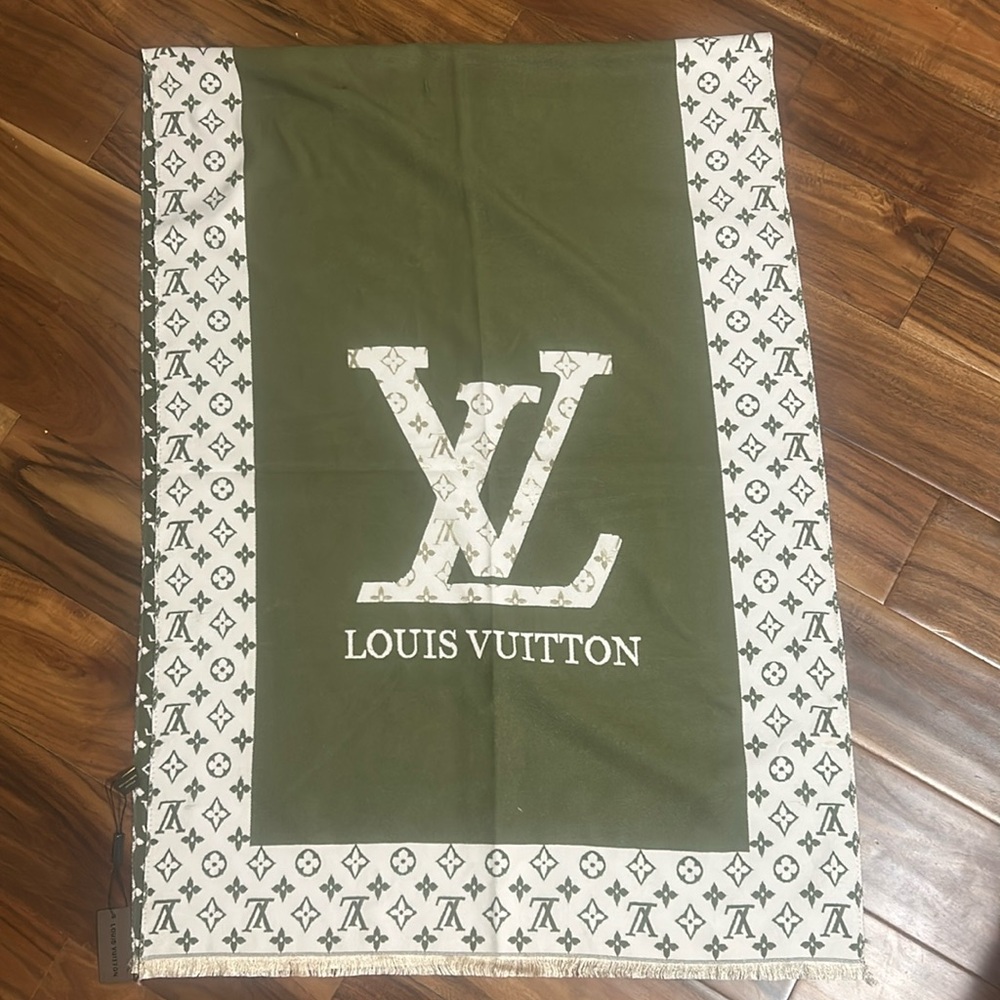 Green & White Shawl NWT!